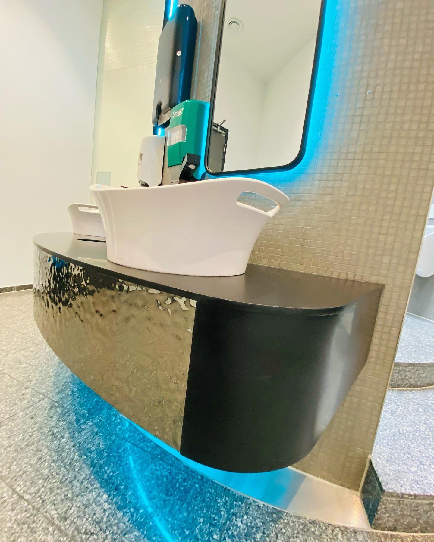 Waschtischanlage mit Metallverkleidung und Lichtsockel
