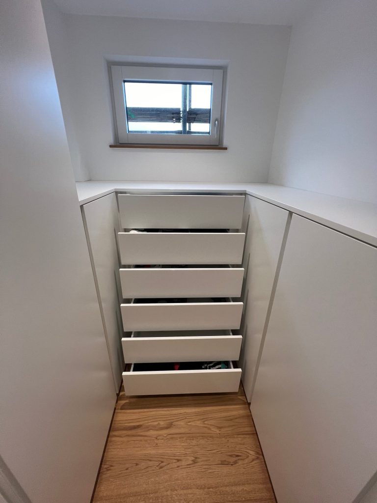 Schubladenturm am Kopfende der Ankleide