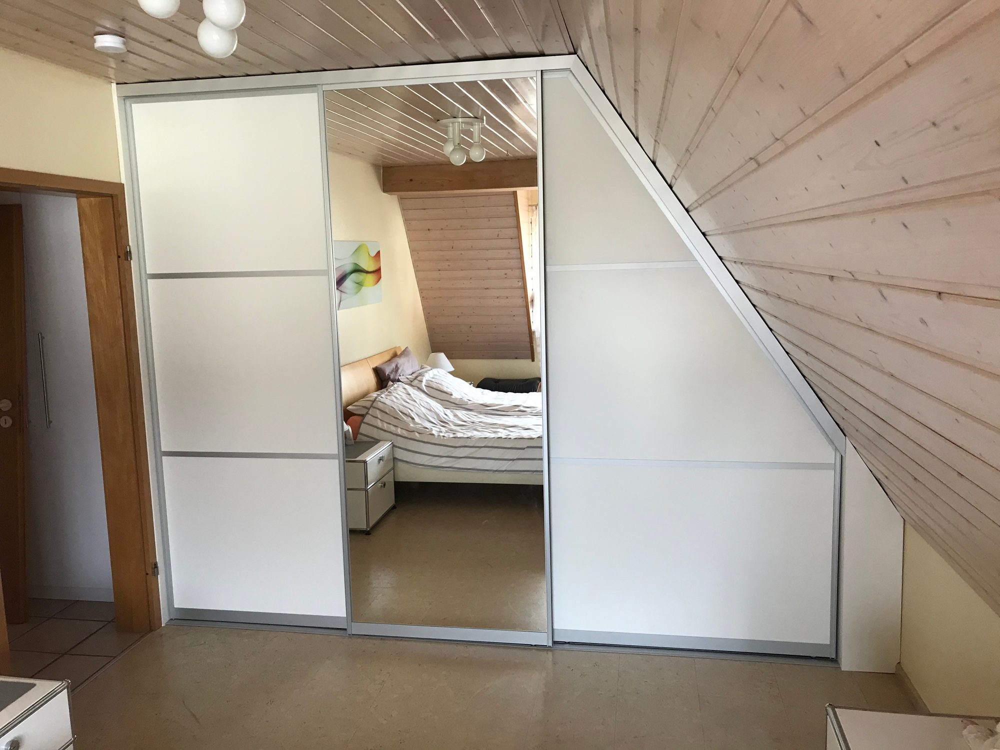 Schwebetürenschrank mit Spiegeltür unter der Dachschräge