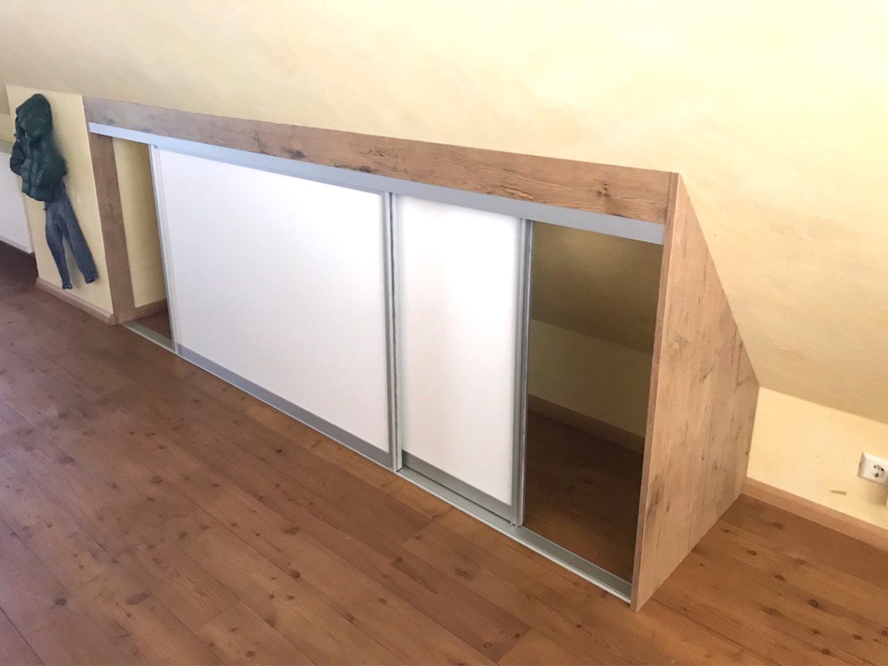 Schwebetürenschrank mit verschobener Spiegeltür