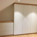Hoher Schrank und Kommode unter der Dachschräge