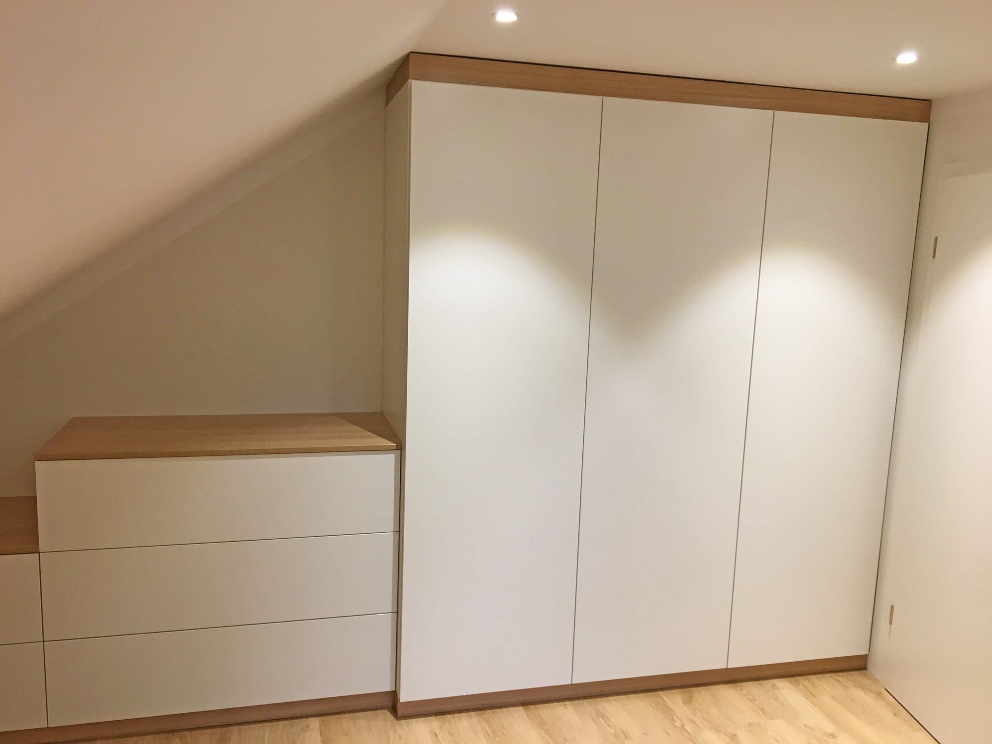 Hoher Schrank und Kommode unter der Dachschräge