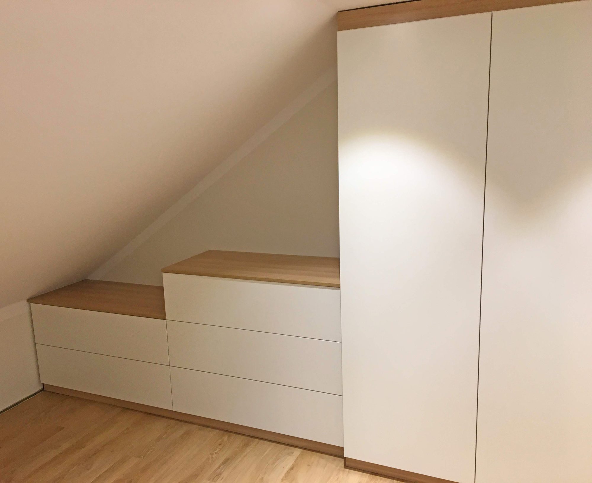 Kommoden und Schrank in Weiß mit Abdeckung in Holzoptik