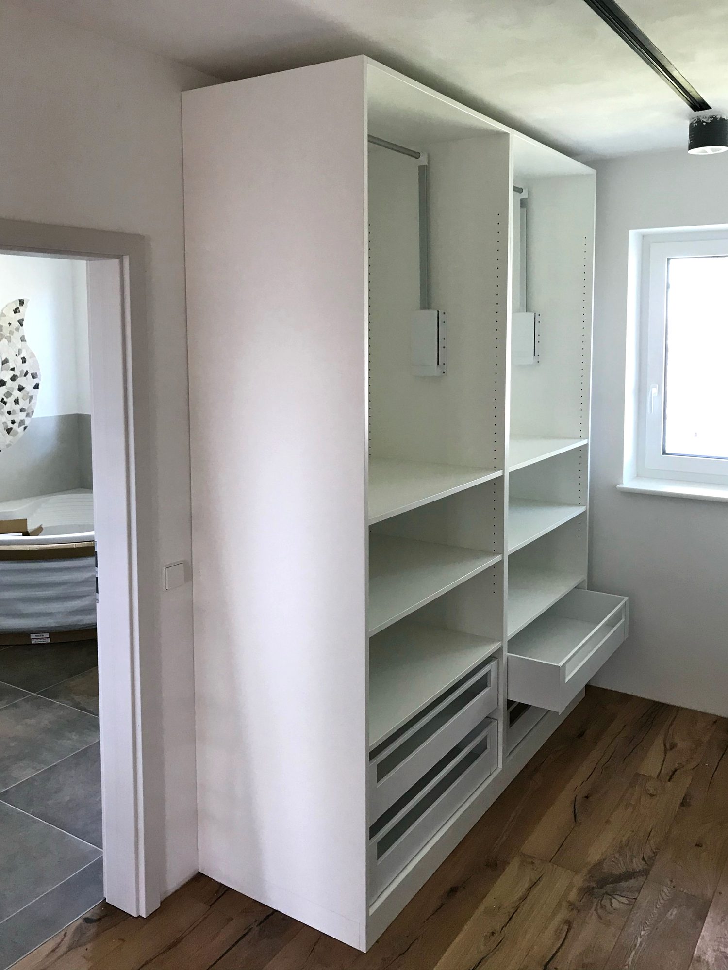 Hoher Schrank mit Kleiderlift und Auszügen