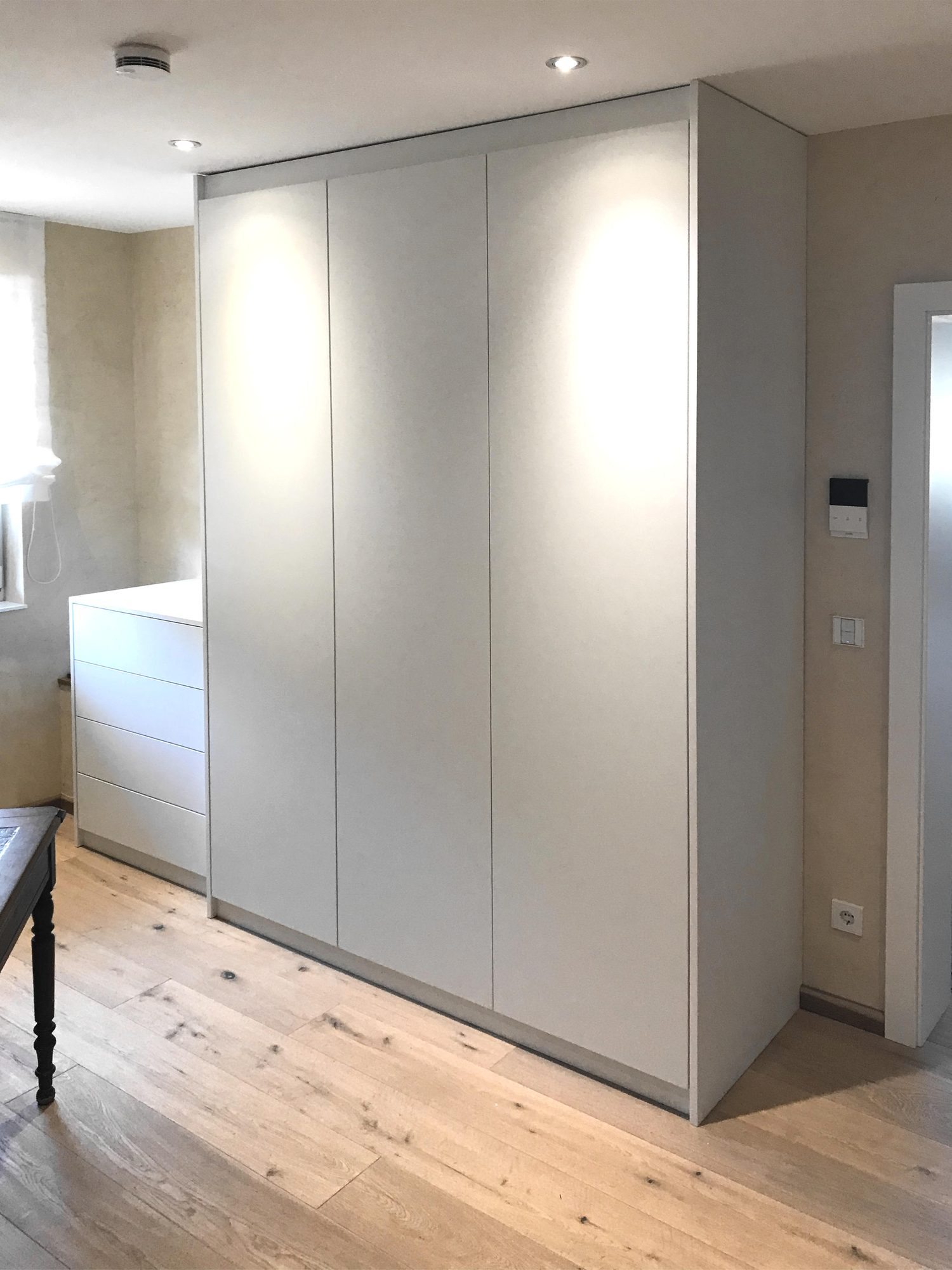Weißer Schrank im Nebenraum
