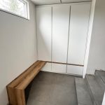 Weißer Schuhschrank mit Sitzbank in Holzoptik