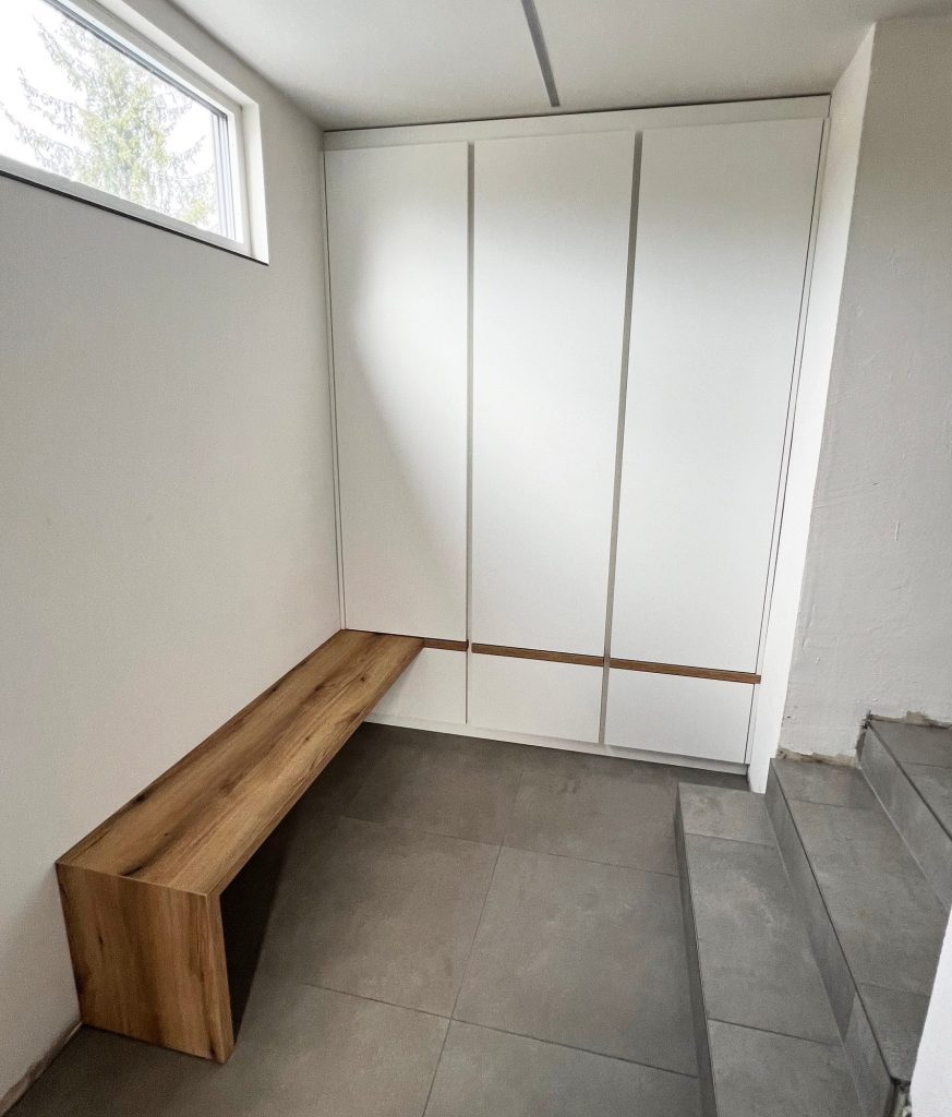Weißer Schuhschrank mit Sitzbank in Holzoptik