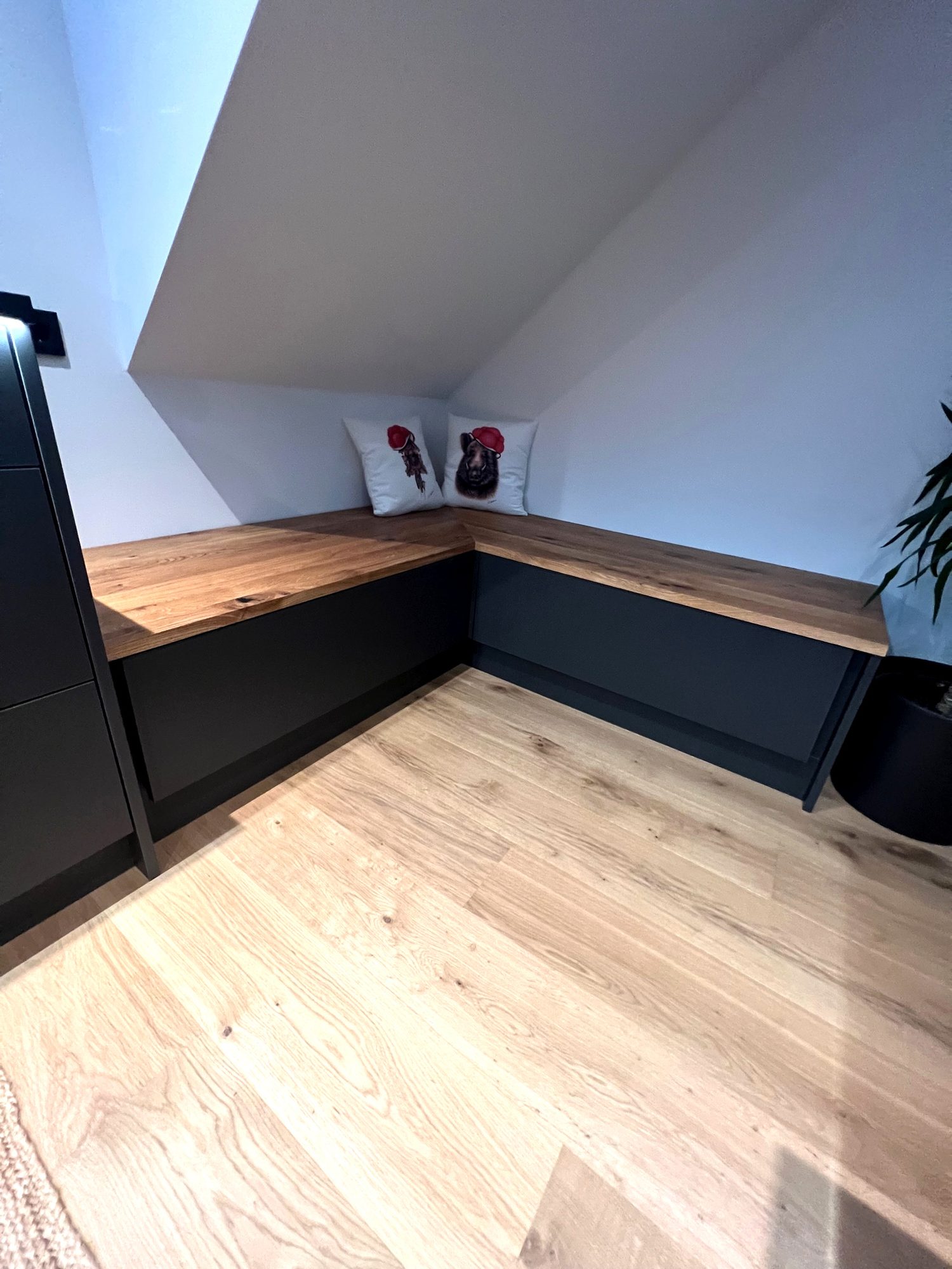 Eckbank in der Dachschräge mit Sitzfläche in Holzoptik