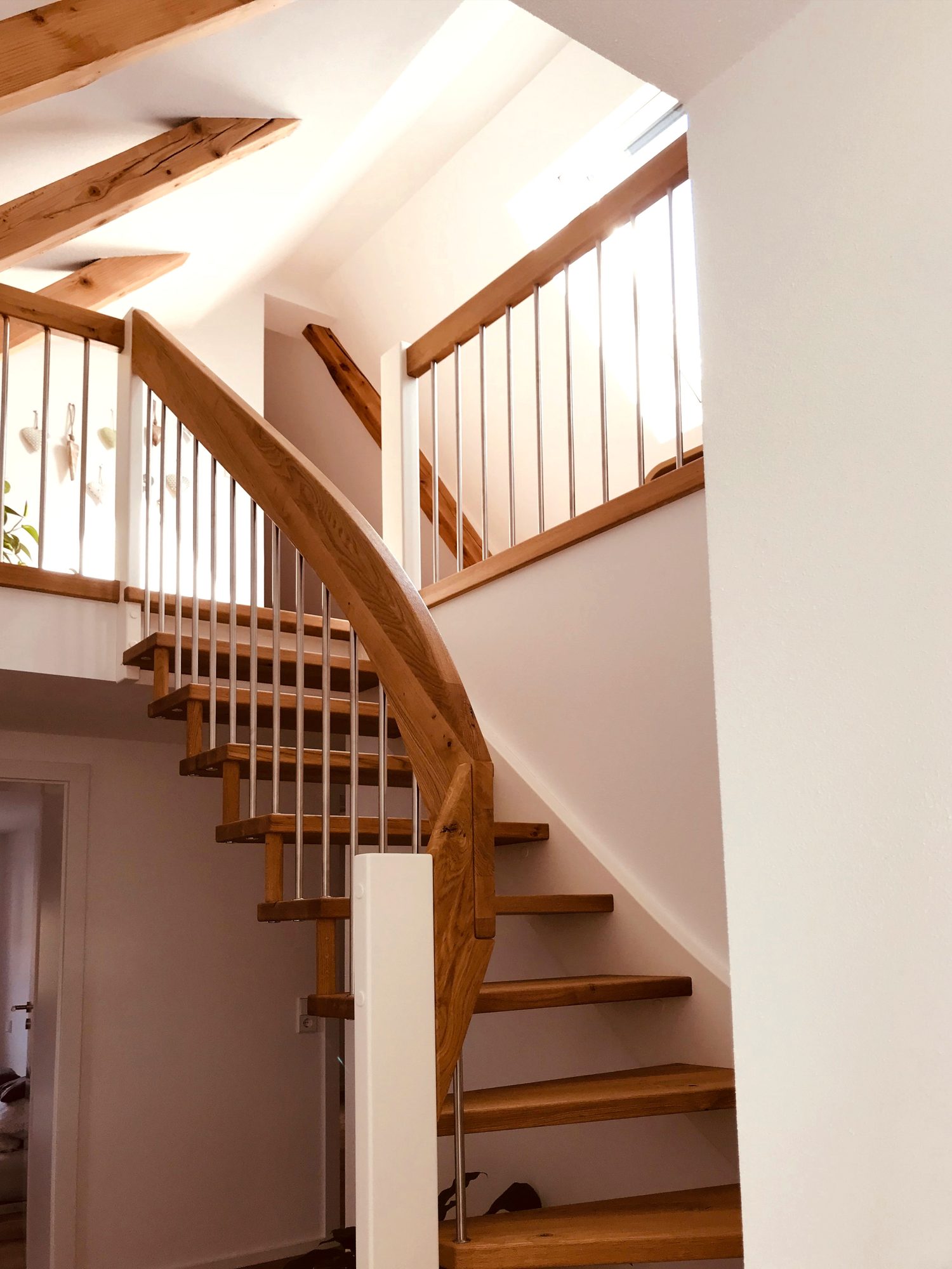 Treppe mit Wangen und Stufen aus Holz