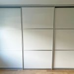 Geschlossener weißer Schwebetürenschrank