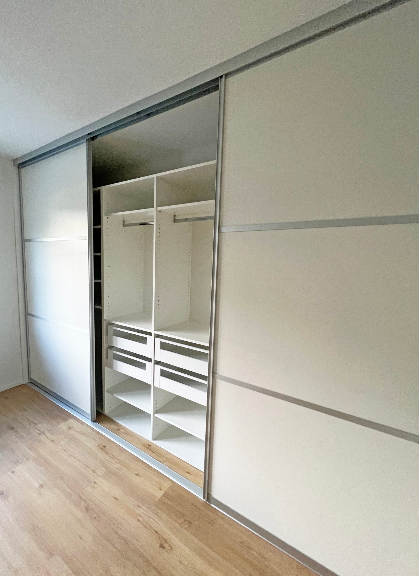 Schwebetürenschrank mit Blick auf Auszüge und Fächer