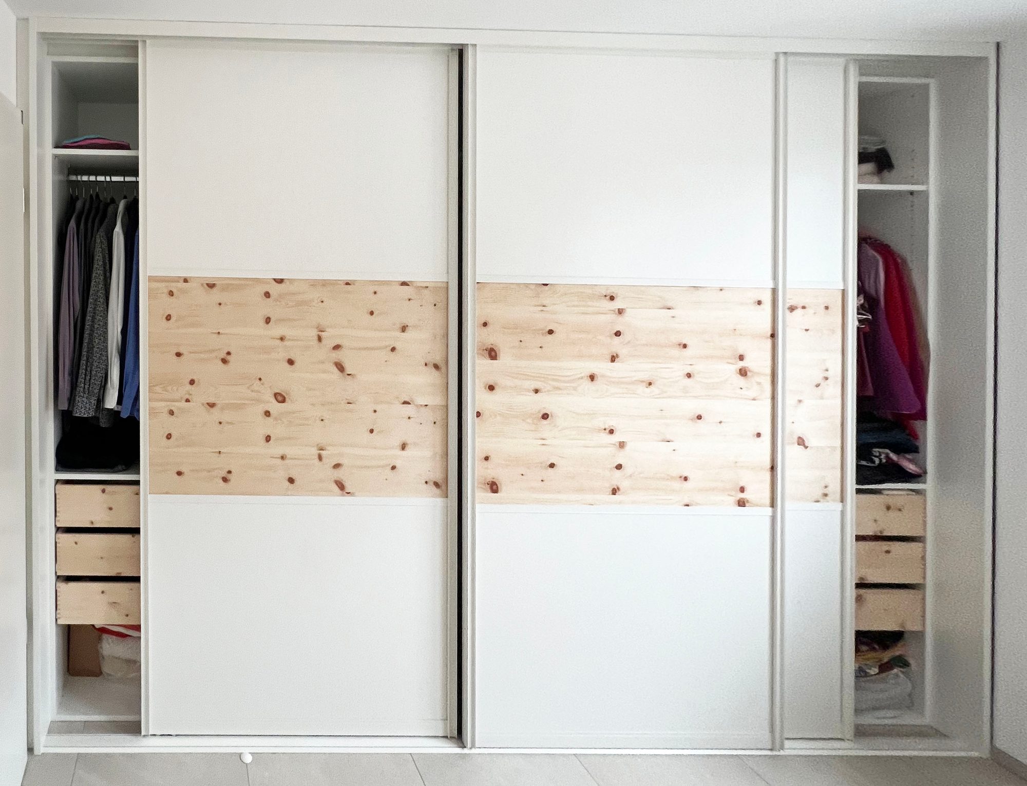 Schwebetürenschrank mit Holzband und offenen Seitenregalen