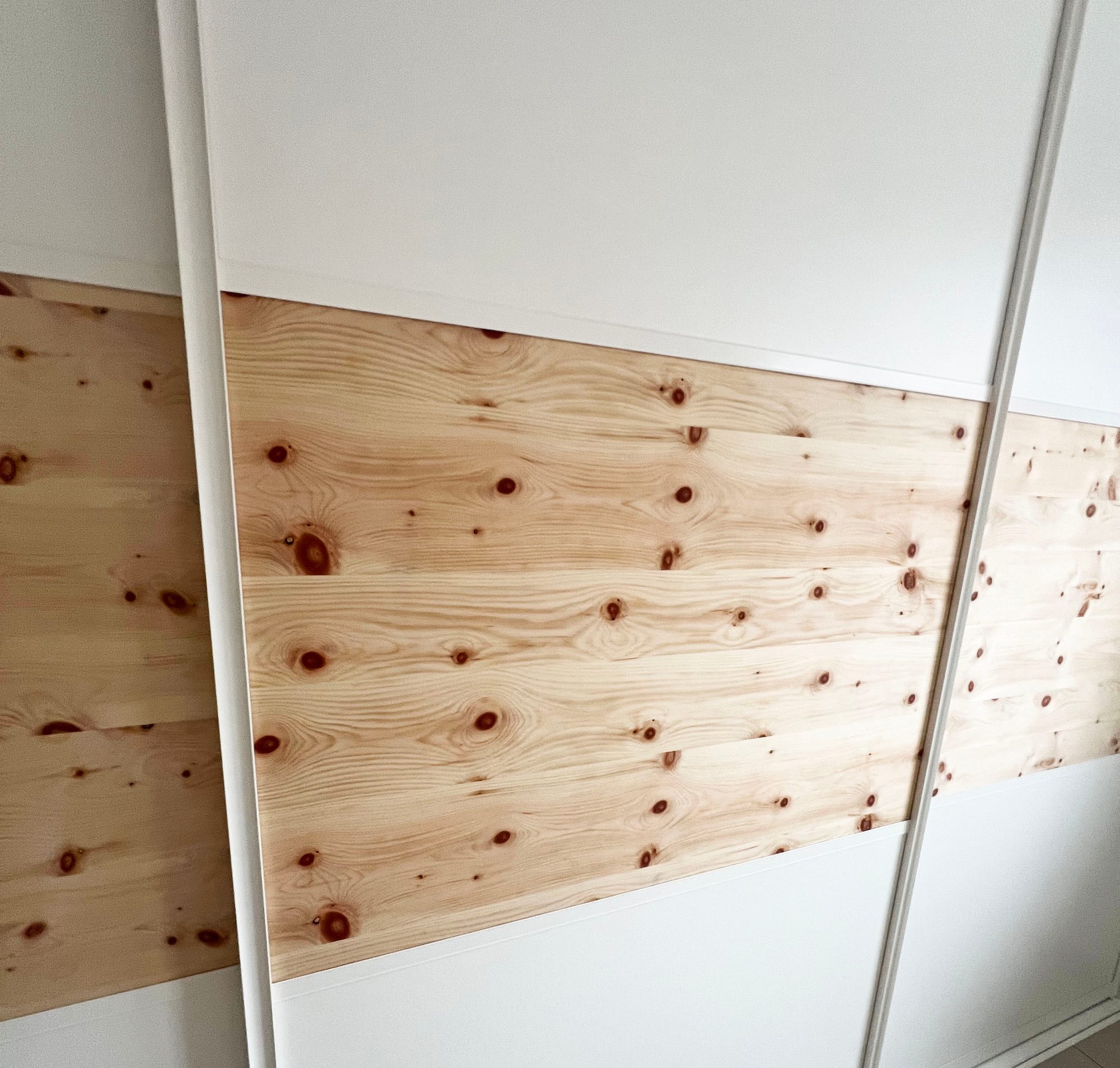 Holzband auf den Schwebetüren im Detail