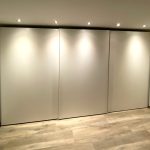 Geschlossener heller Schwebetürenschrank