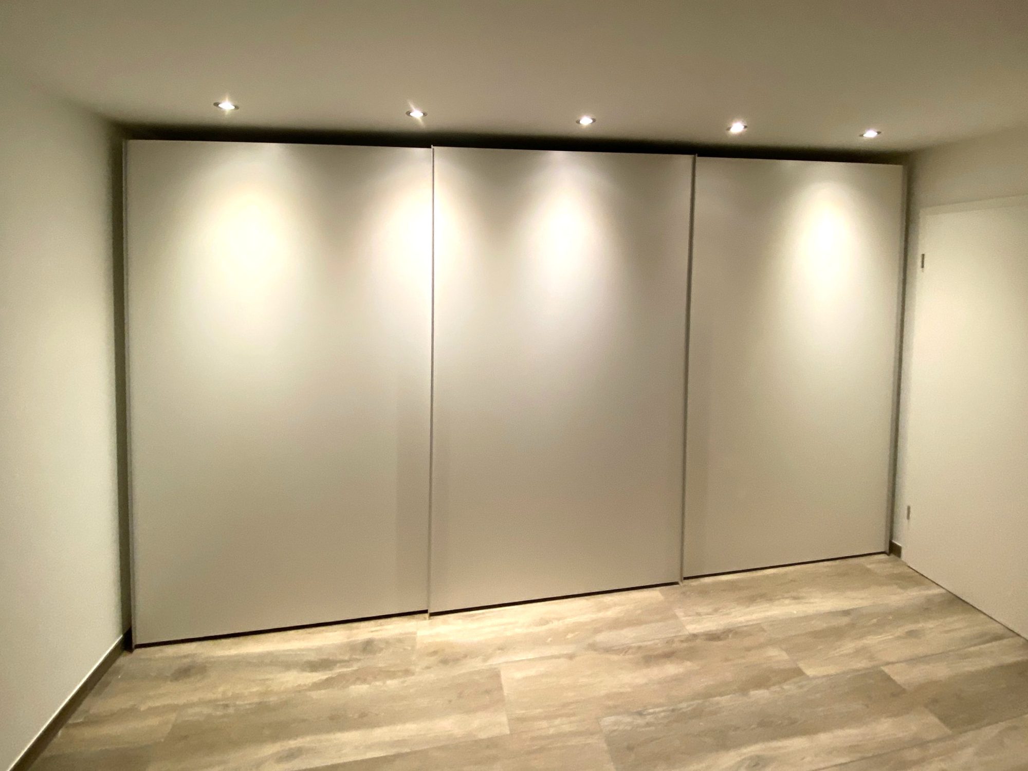 Geschlossener heller Schwebetürenschrank