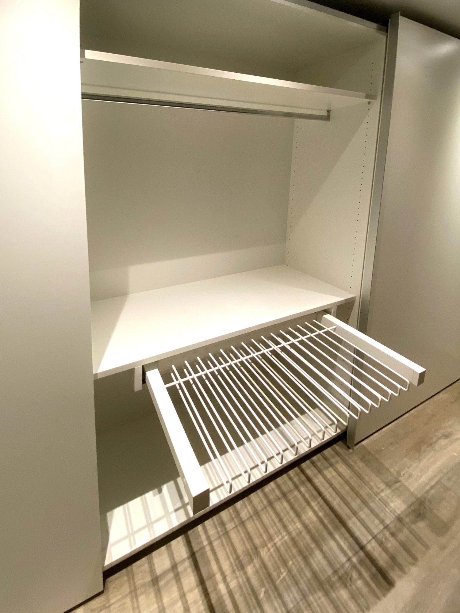 Ausgezogener Hosenhalter im Schrank