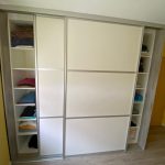 Schwebetürenschrank mit offenen Regalen an den Seiten