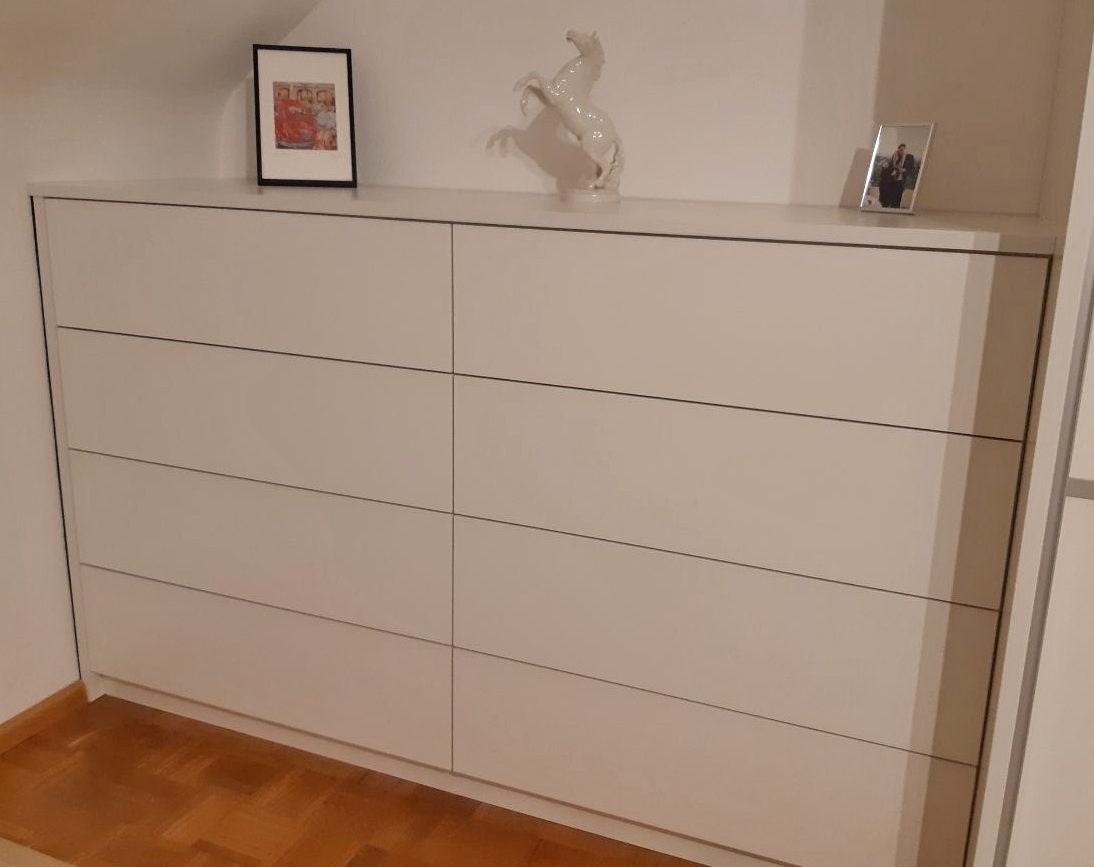 Breite weiße Kommode mit grifflosen Schubkästen