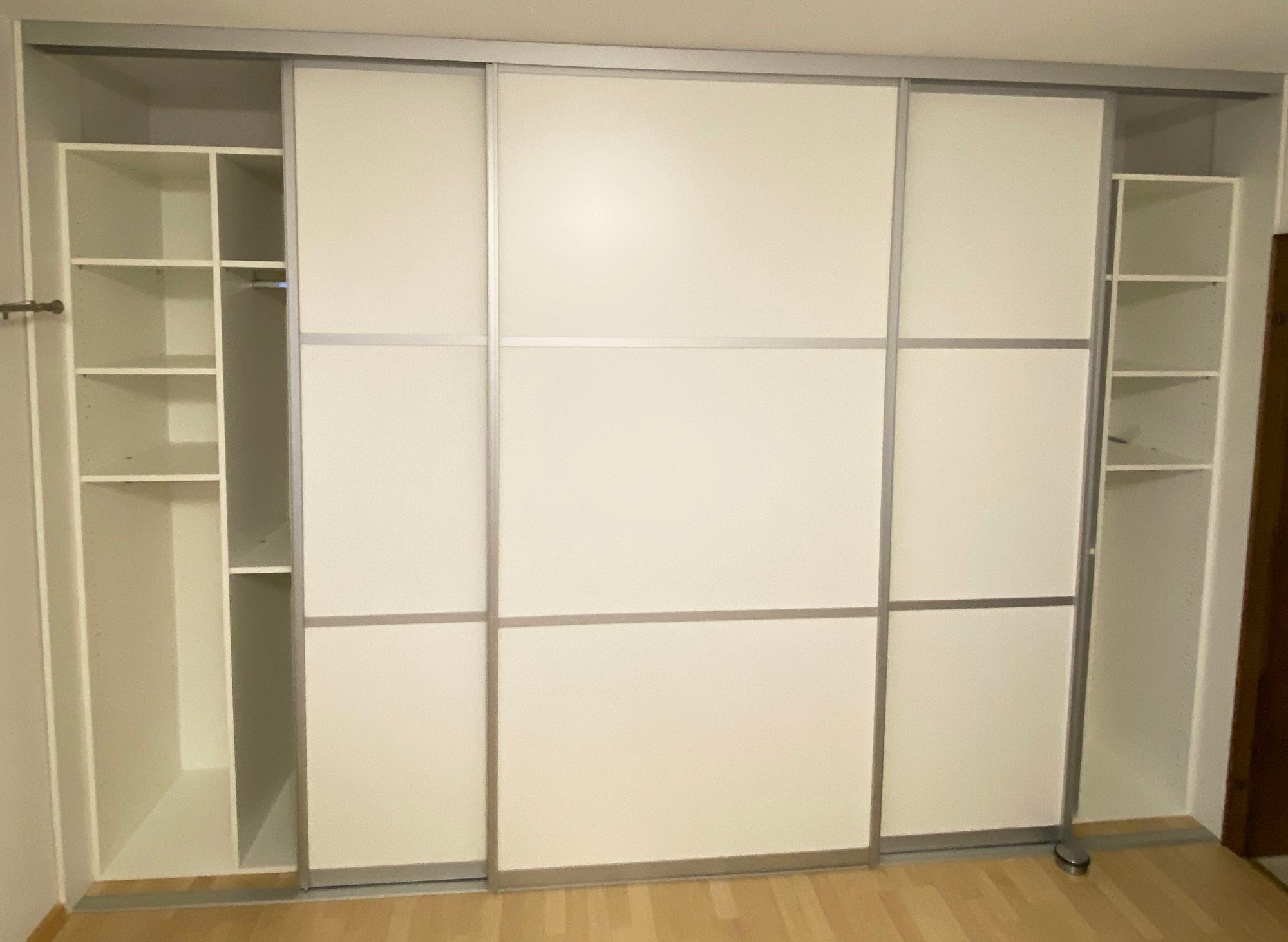 Schwebetürenschrank mit geöffneten Seitenfächern
