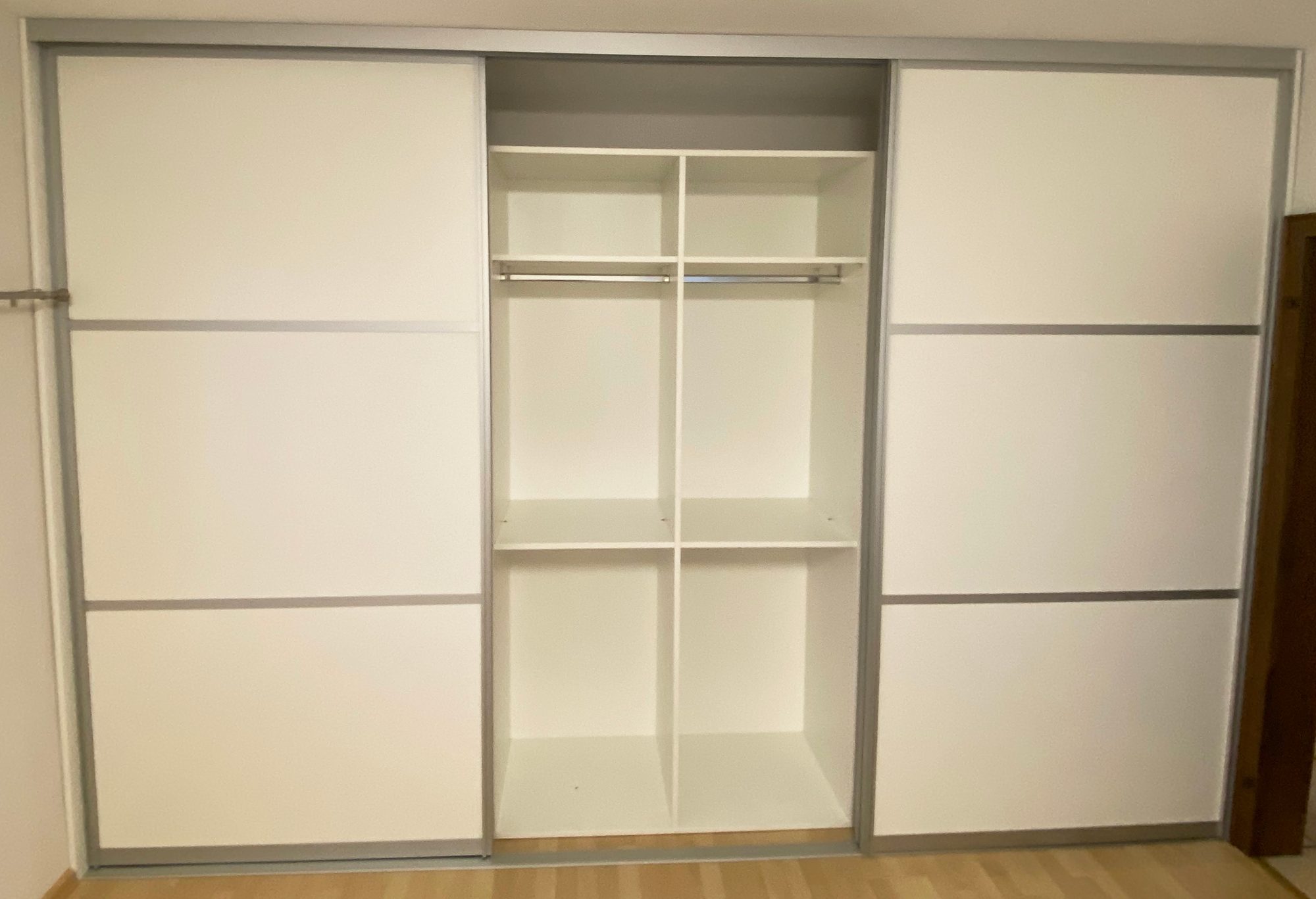 Schwebetürenschrank mit geöffneter Mitte