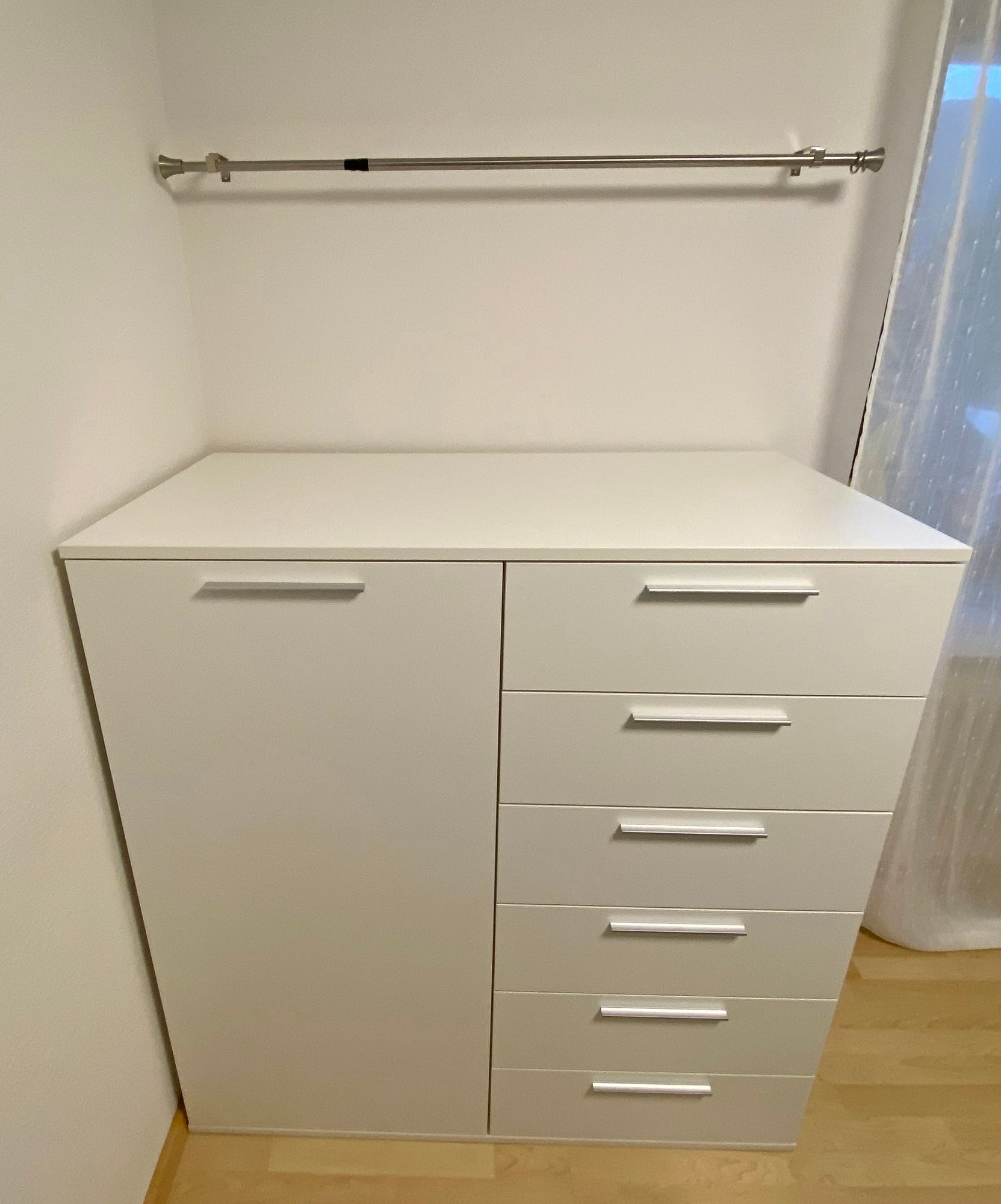 Weiße Kommode mit Tür und Schubkästen