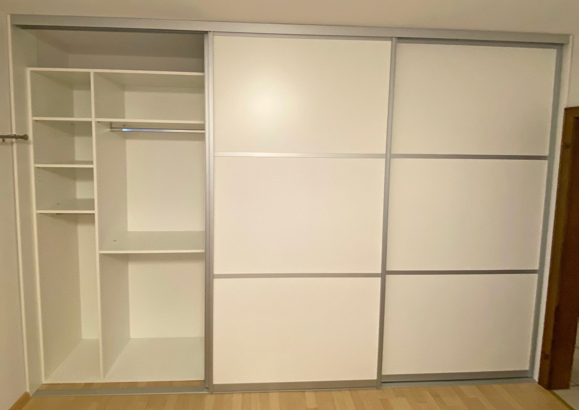 Schwebetürenschrank mit Fächern und Kleiderstange