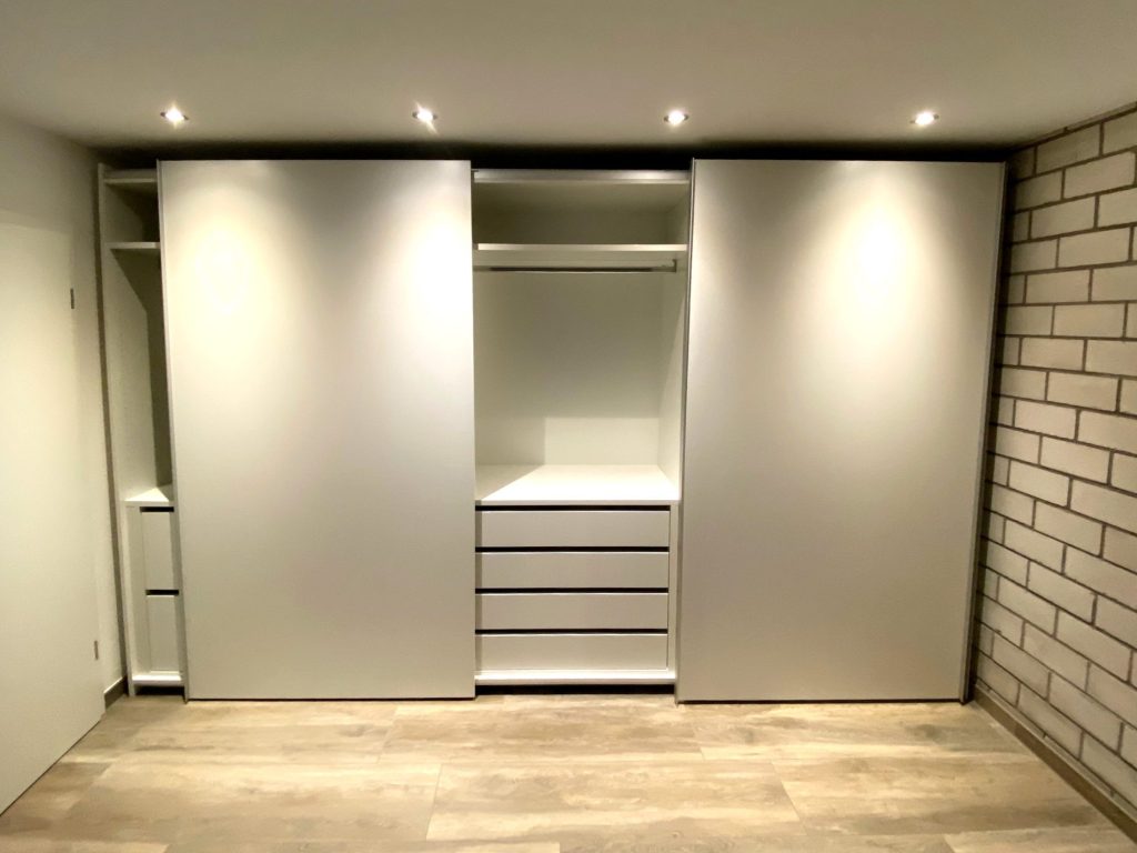 Schwebetürenschrank mit geöffneter Mitte