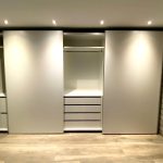 Schwebetürenschrank mit geöffneter Mitte