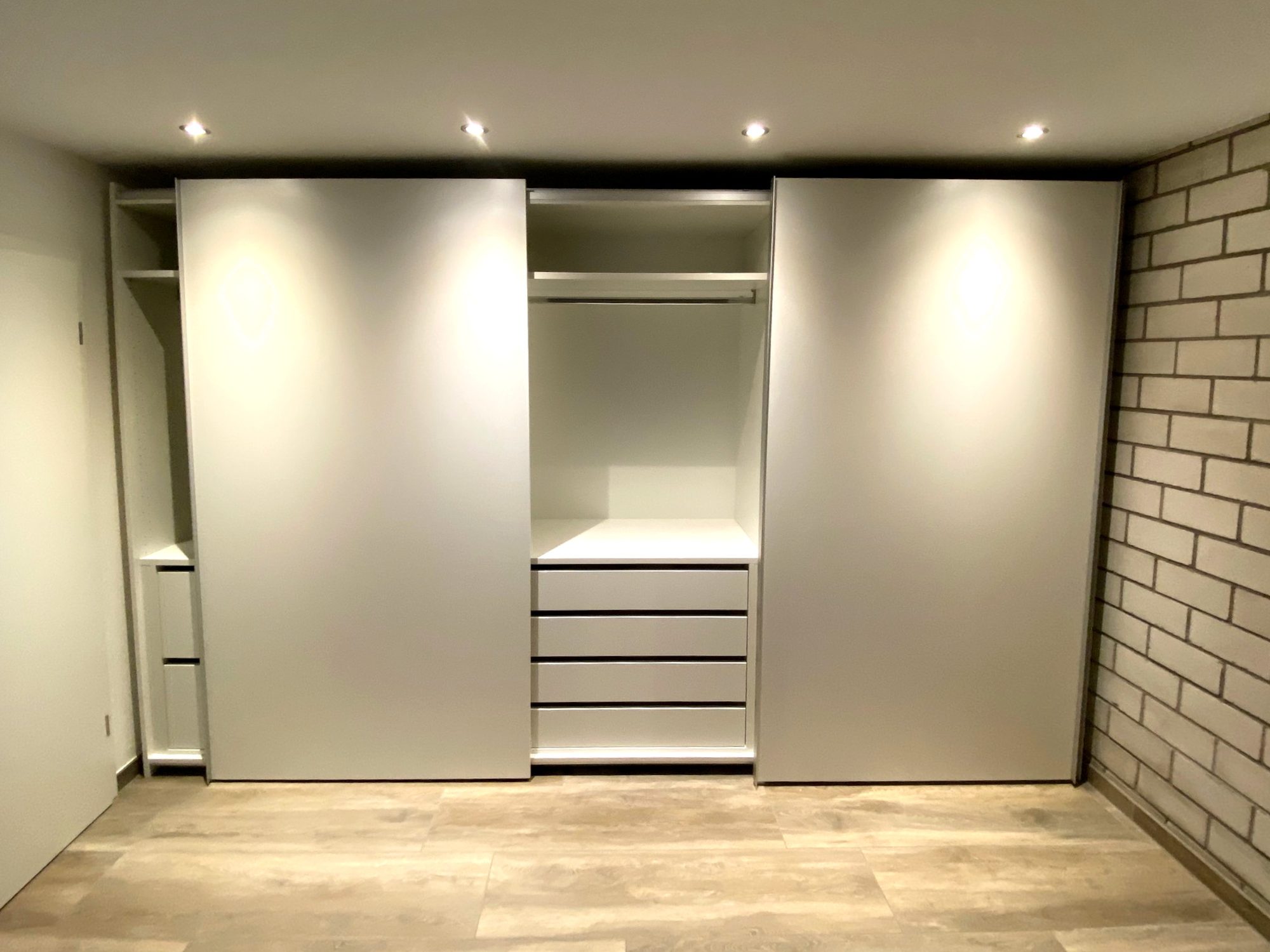 Schwebetürenschrank mit geöffneter Mitte