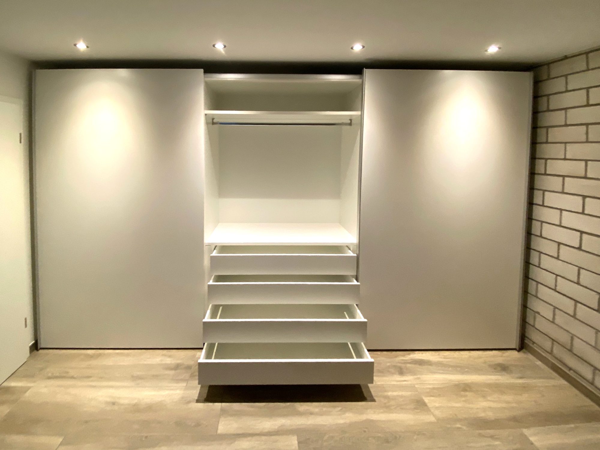 Schwebetürenschrank mit geöffneten Auszügen