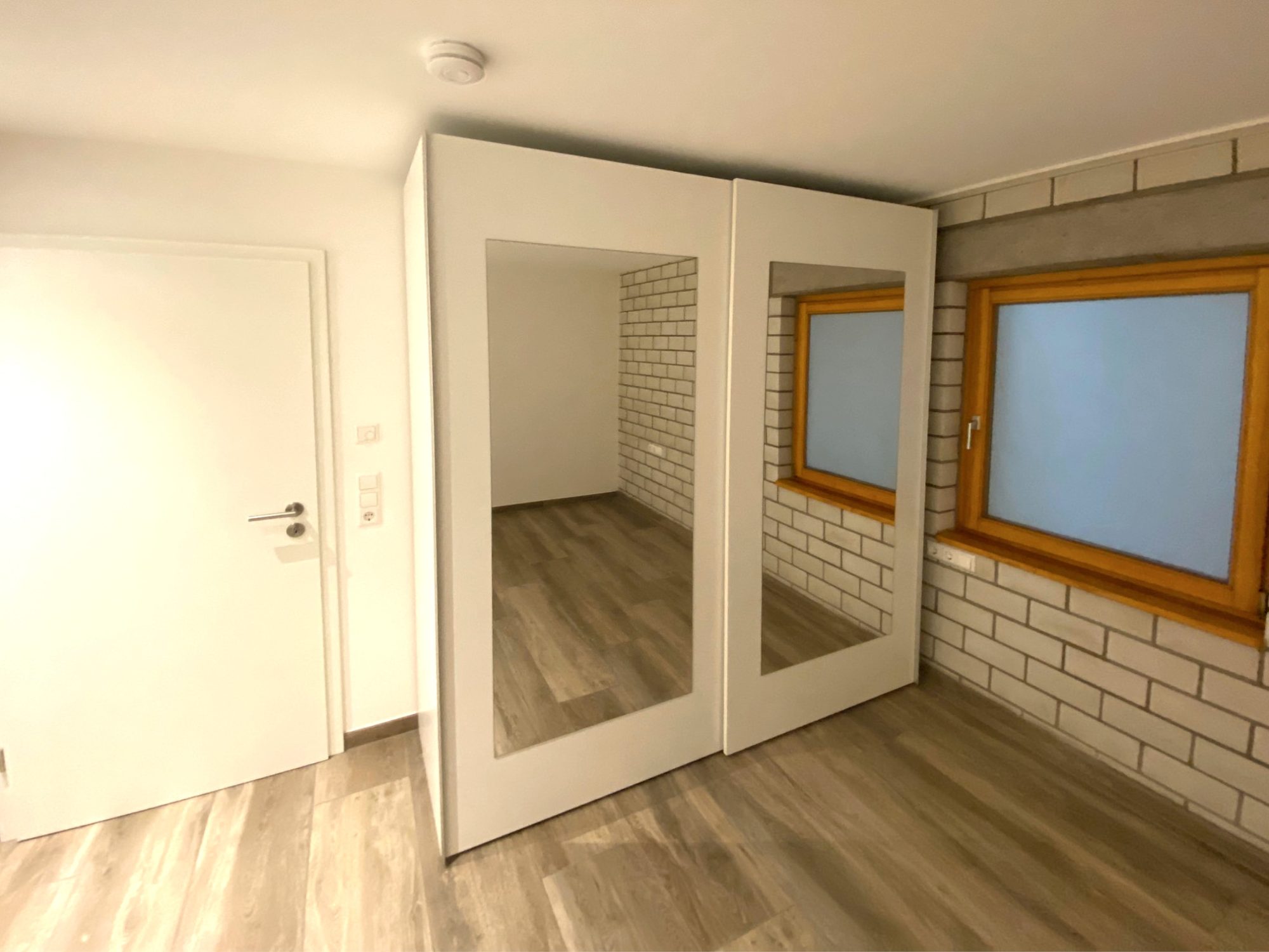 Schrank mit großer Spiegeltür neben der Zimmertür