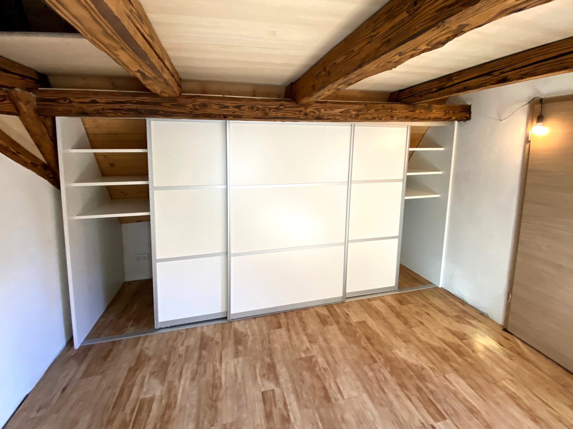 Schrank mit verschobenen Türen und offenen Fächern