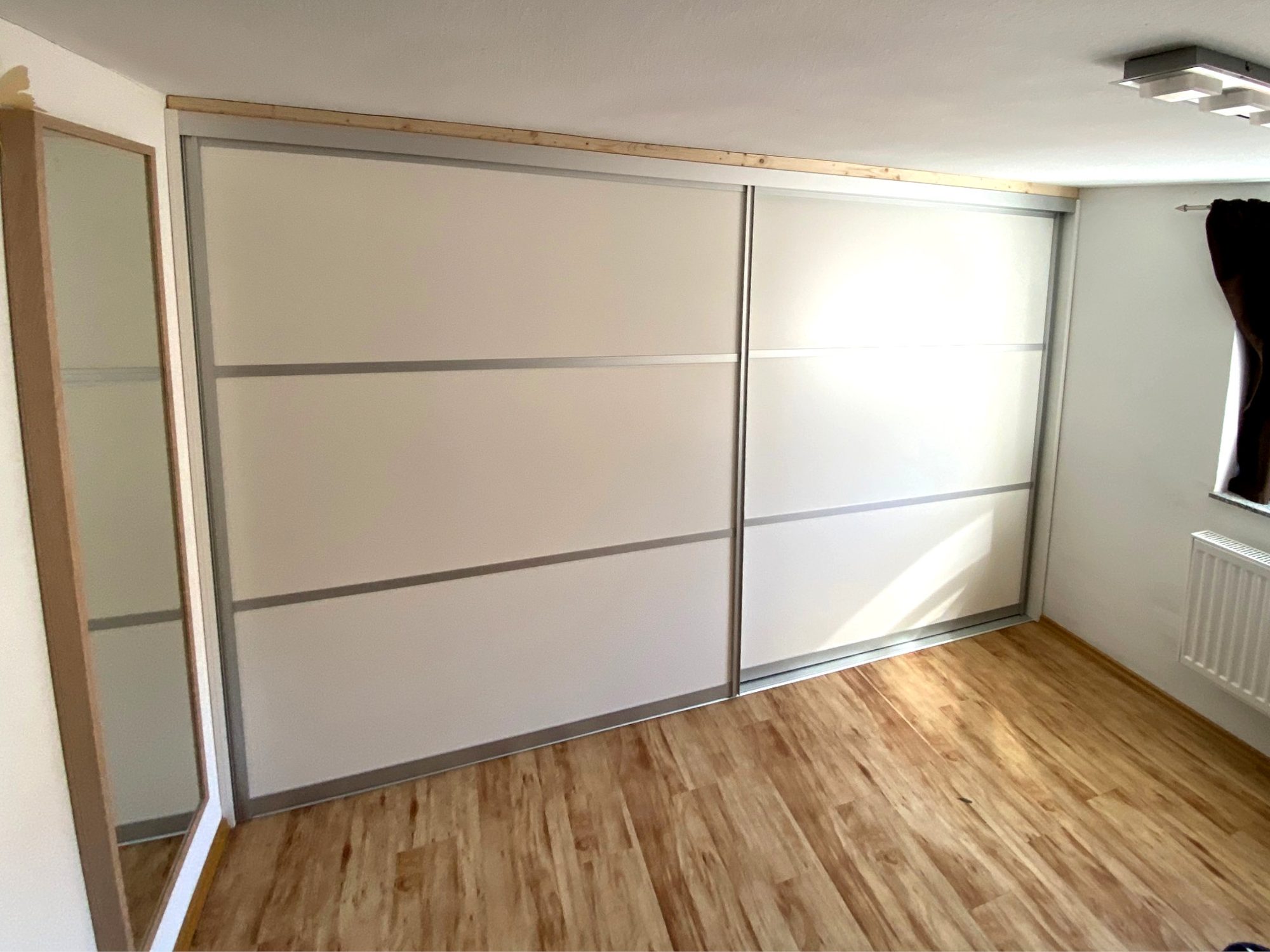 Weißer Schwebetürenschrank mit Aluminiumrahmen
