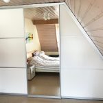 Schwebetürenschrank mit Spiegeltür unter der Dachschräge