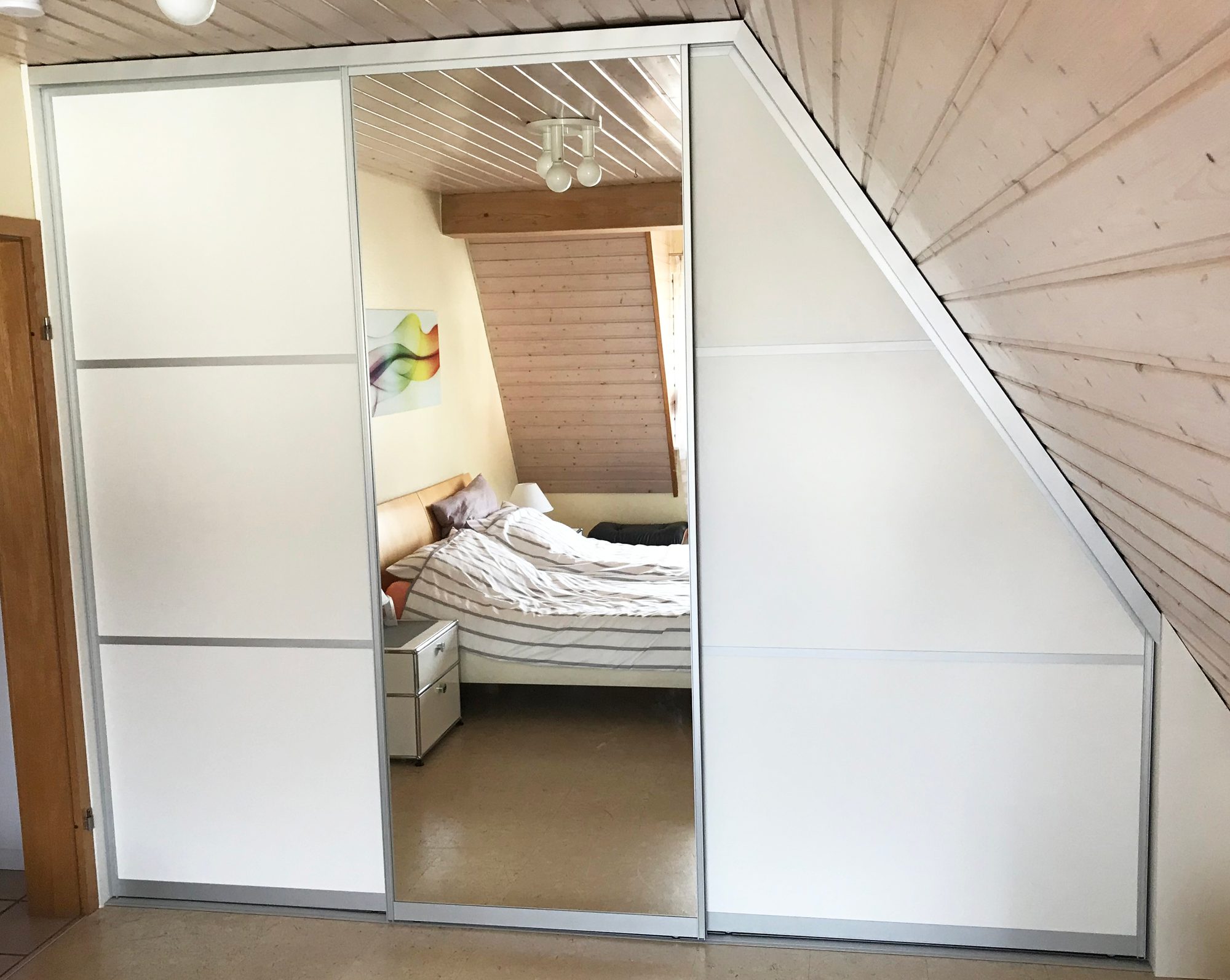 Schwebetürenschrank mit Spiegeltür unter der Dachschräge