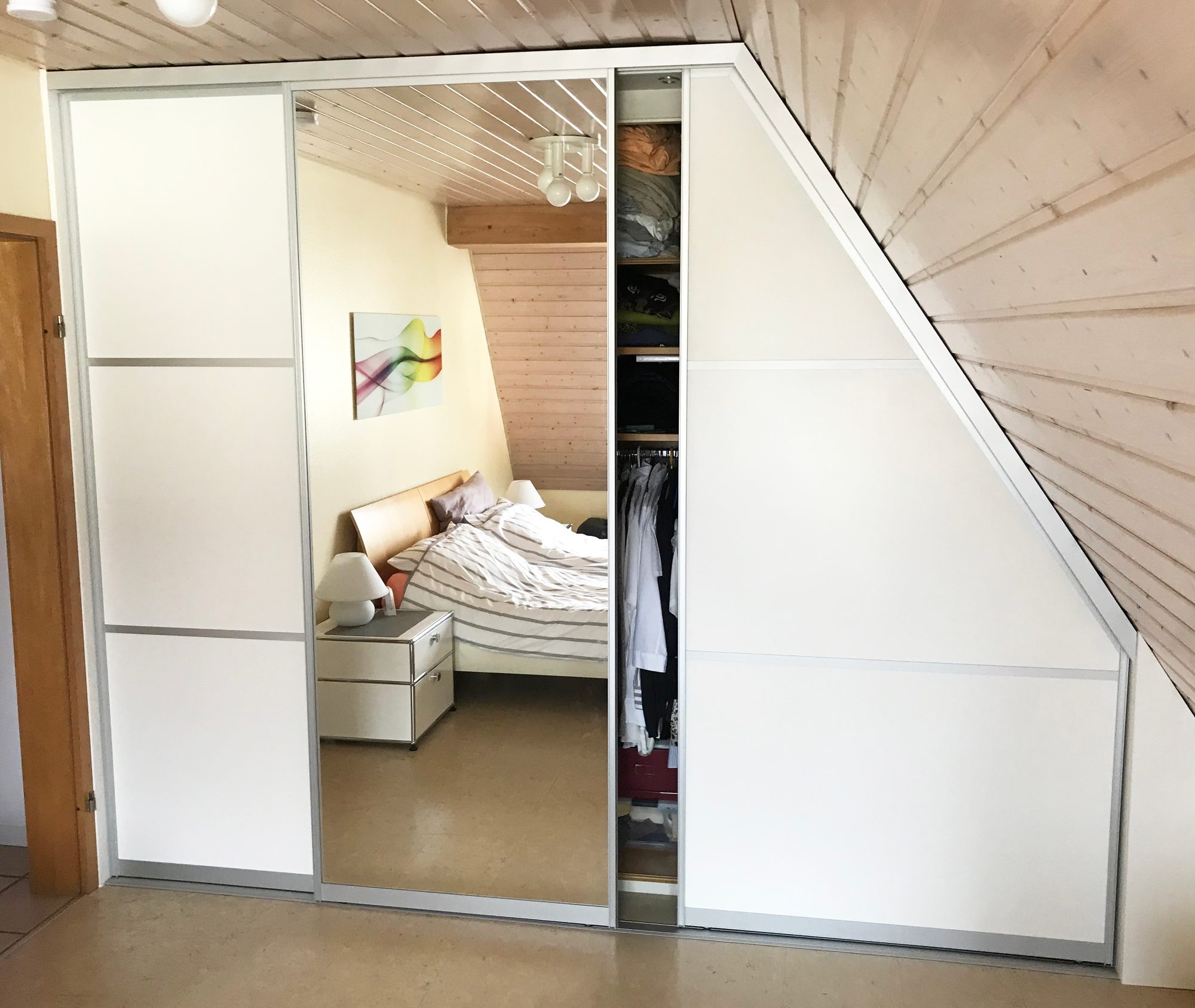 Schrank mit verschobener Spiegeltür