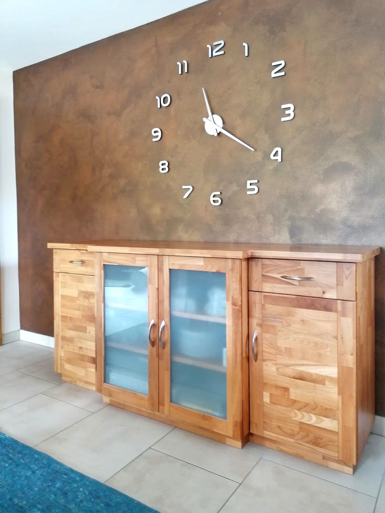 Sideboard aus Holz mit satinierten Glastüren
