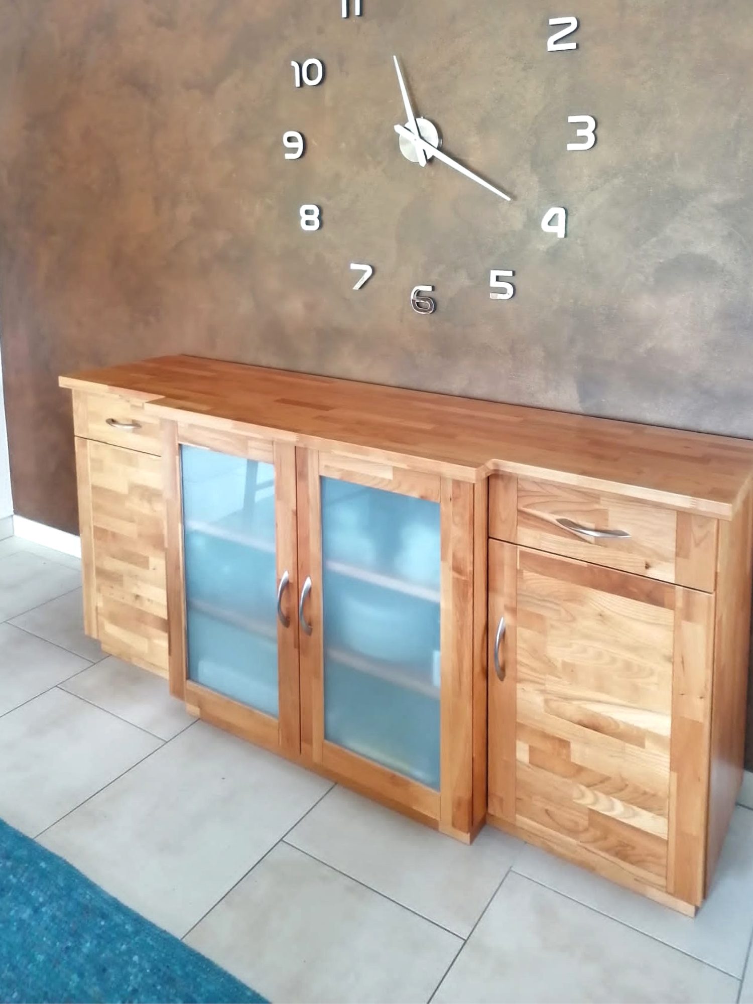Sideboard aus Holz in Seitenansicht