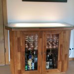 Barschrank mit beleuchteter Glasabdeckung