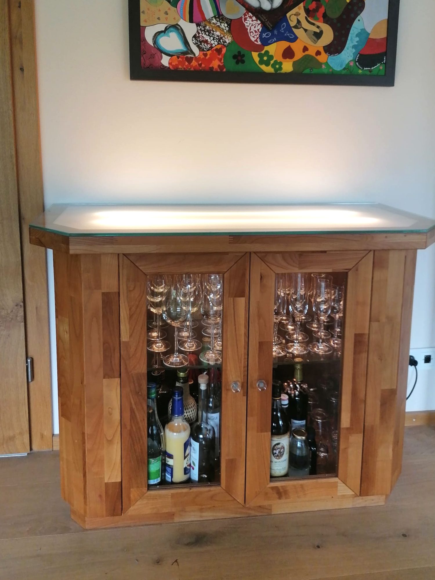 Barschrank mit beleuchteter Glasabdeckung