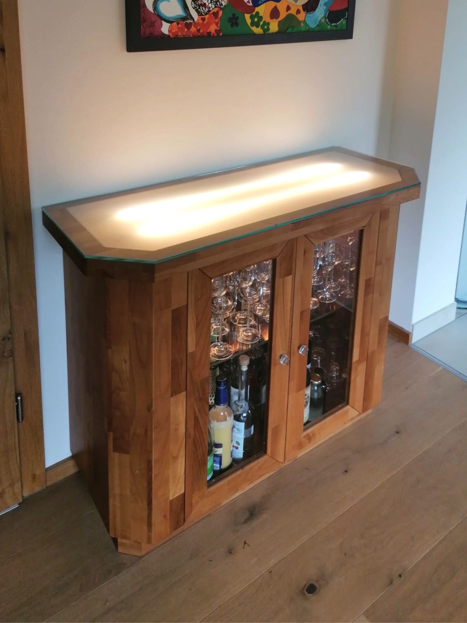 Barschrank mit verglasten Türen und Lichtplatte