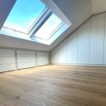 Weiße Schubkästen unter der Dachschräge