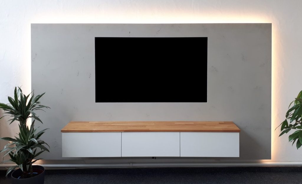 Hinterleuchtete TV-Wand mit schwebendem Lowboard