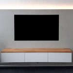 Hinterleuchtete TV-Wand mit schwebendem Lowboard