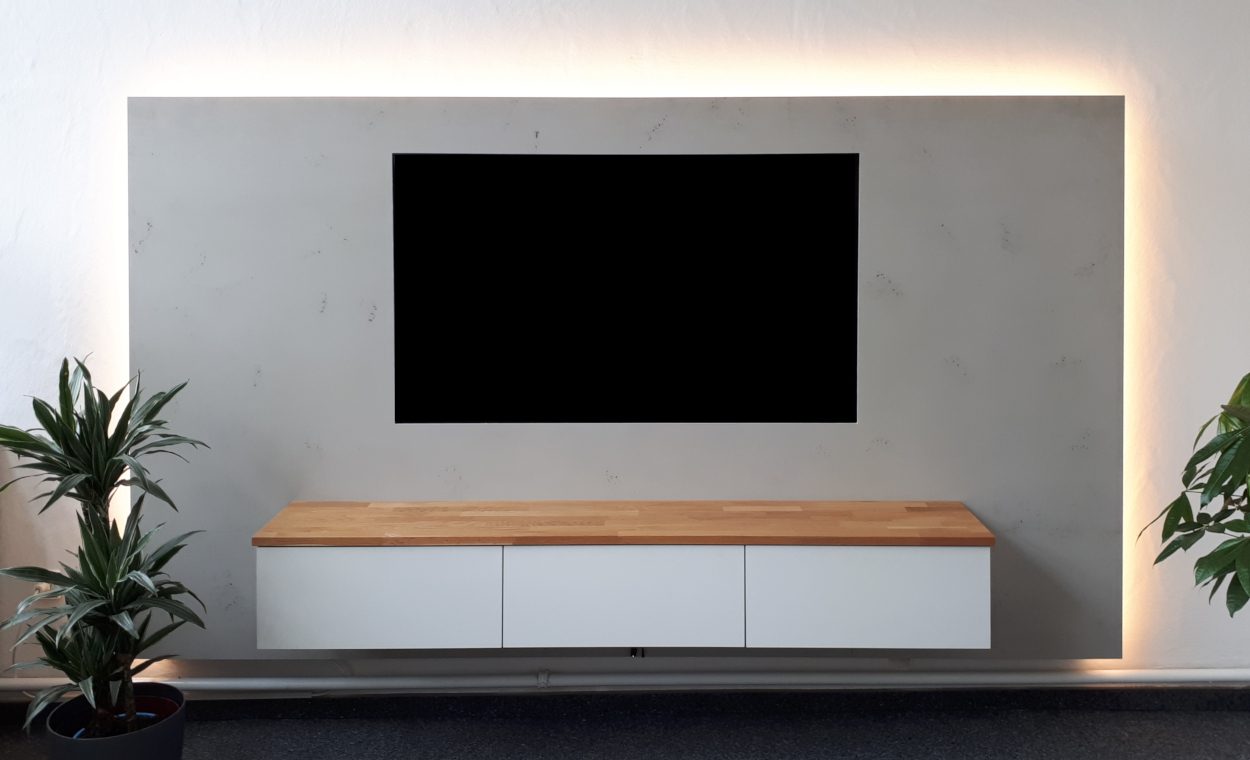 Hinterleuchtete TV-Wand mit schwebendem Lowboard