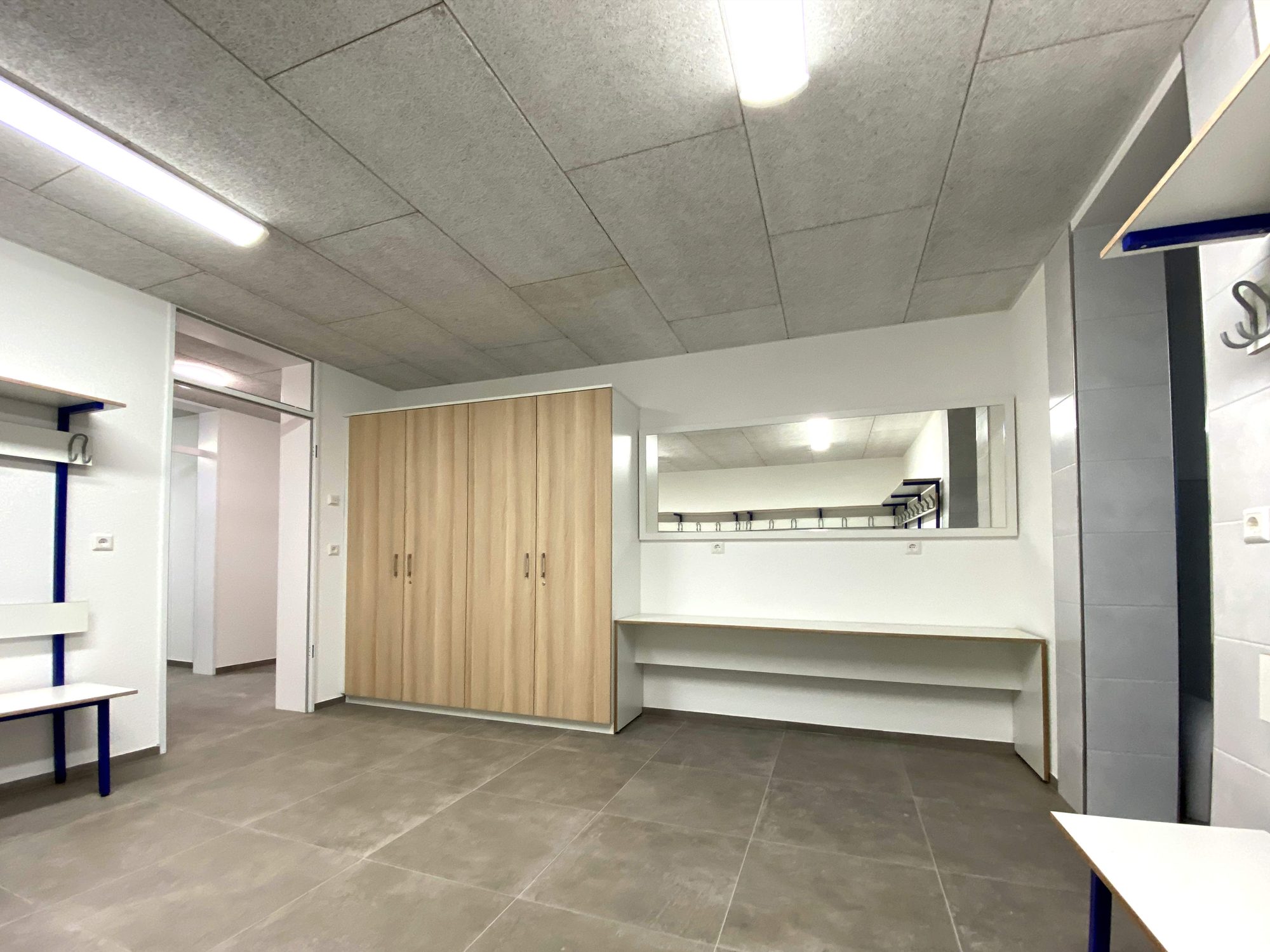 Umkleide mit Schrank in Holzoptik und Spiegelplatz