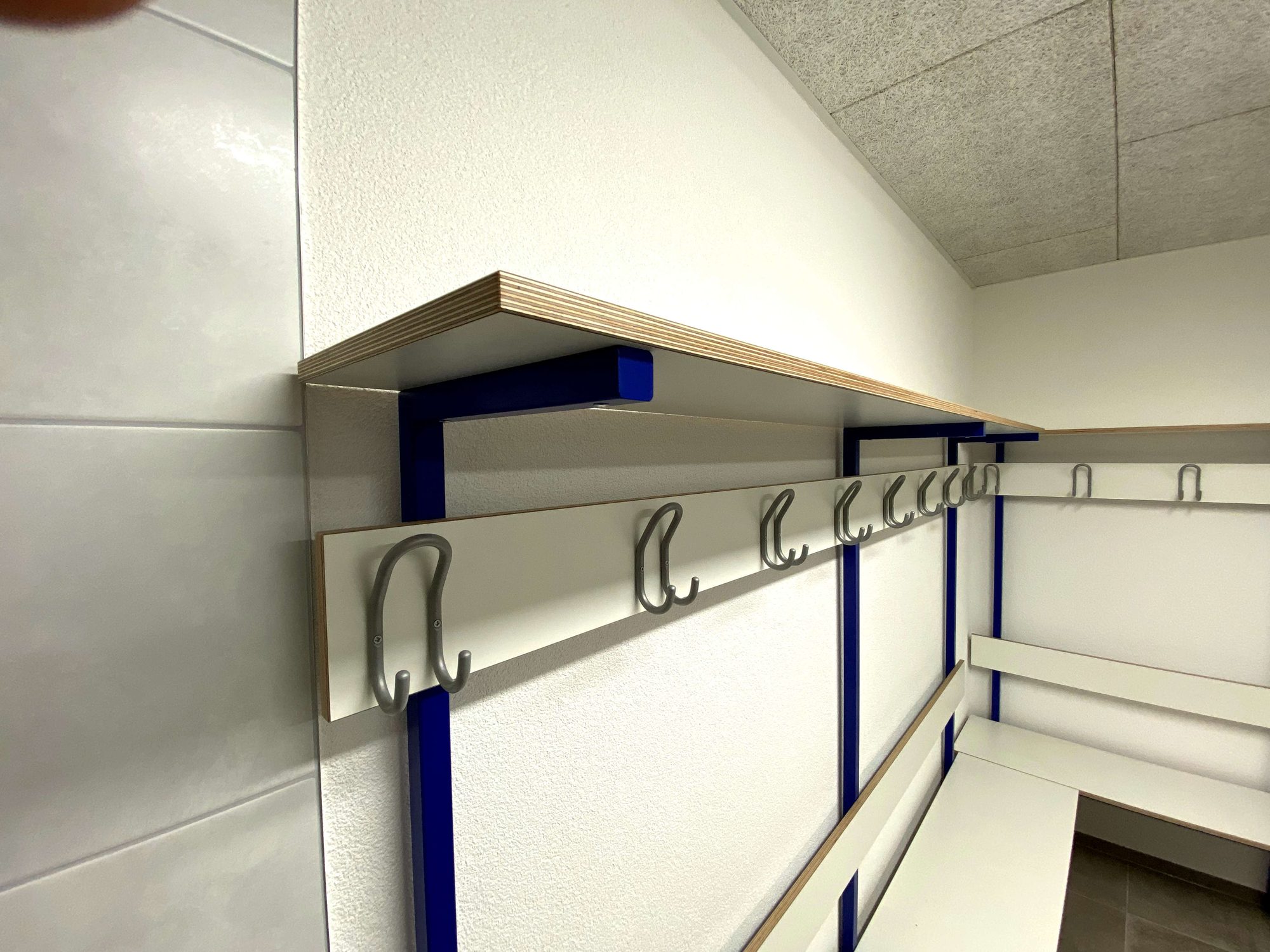 Hakenleiste mit Ablage im Detail