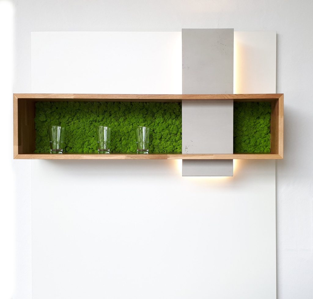 Wandregal aus Holz mit Moosrückwand und Platte in Betonoptik