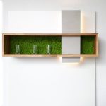 Wandregal aus Holz mit Moosrückwand und Platte in Betonoptik
