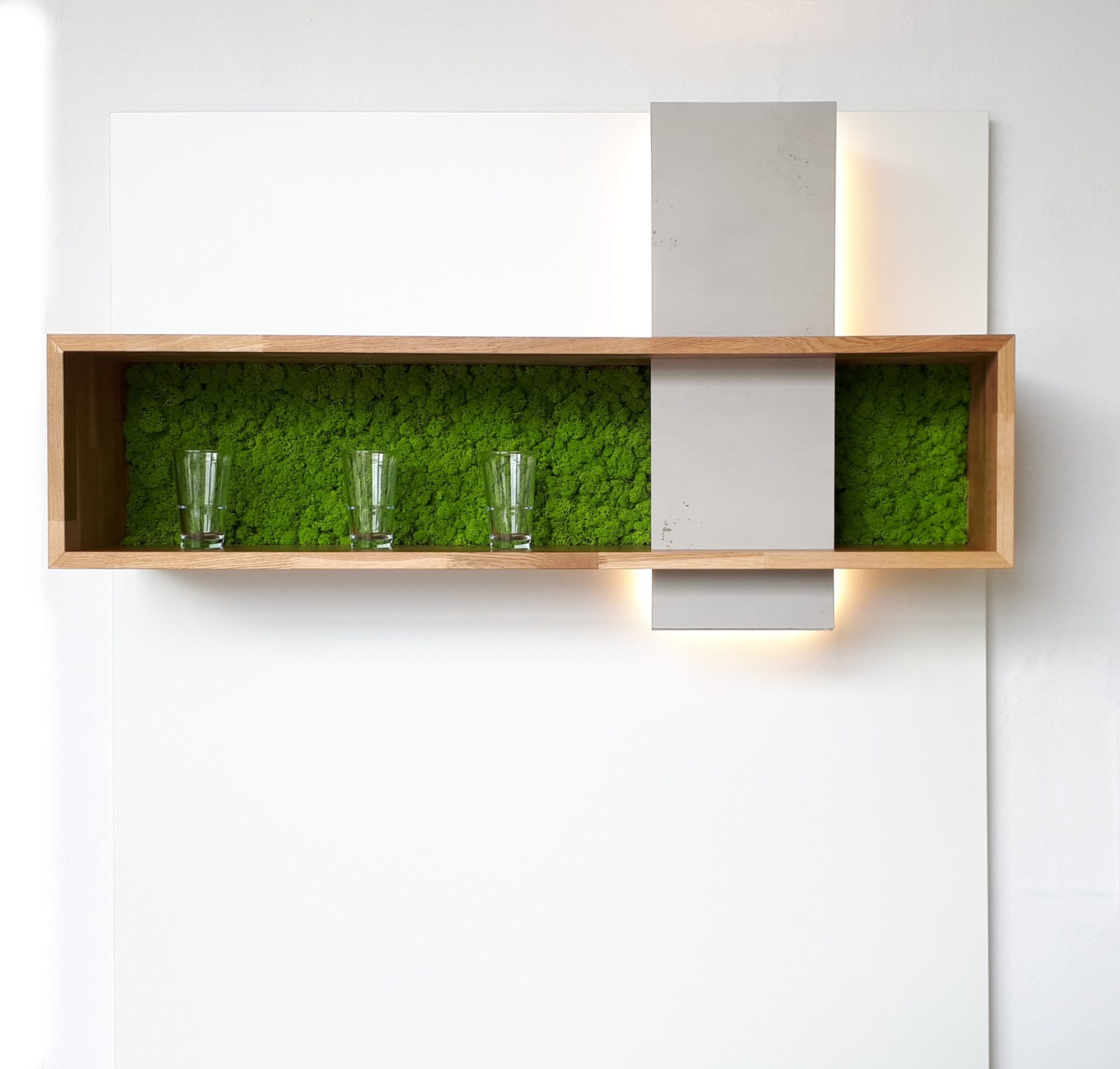Wandregal aus Holz mit Moosrückwand und Platte in Betonoptik